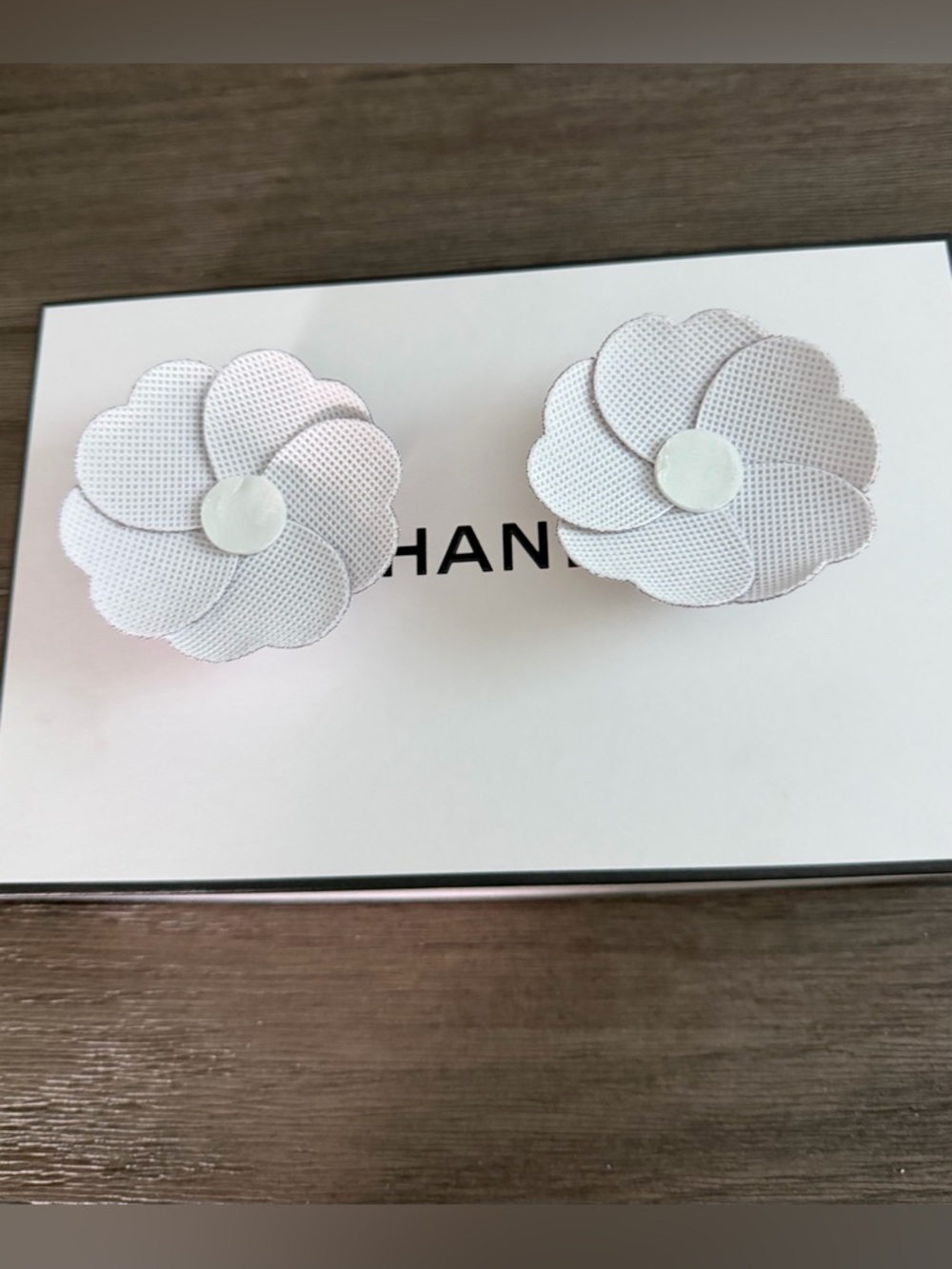 CHANEL Light Lavender Camellia Fabric Flower Pair - Picture 4 of 4